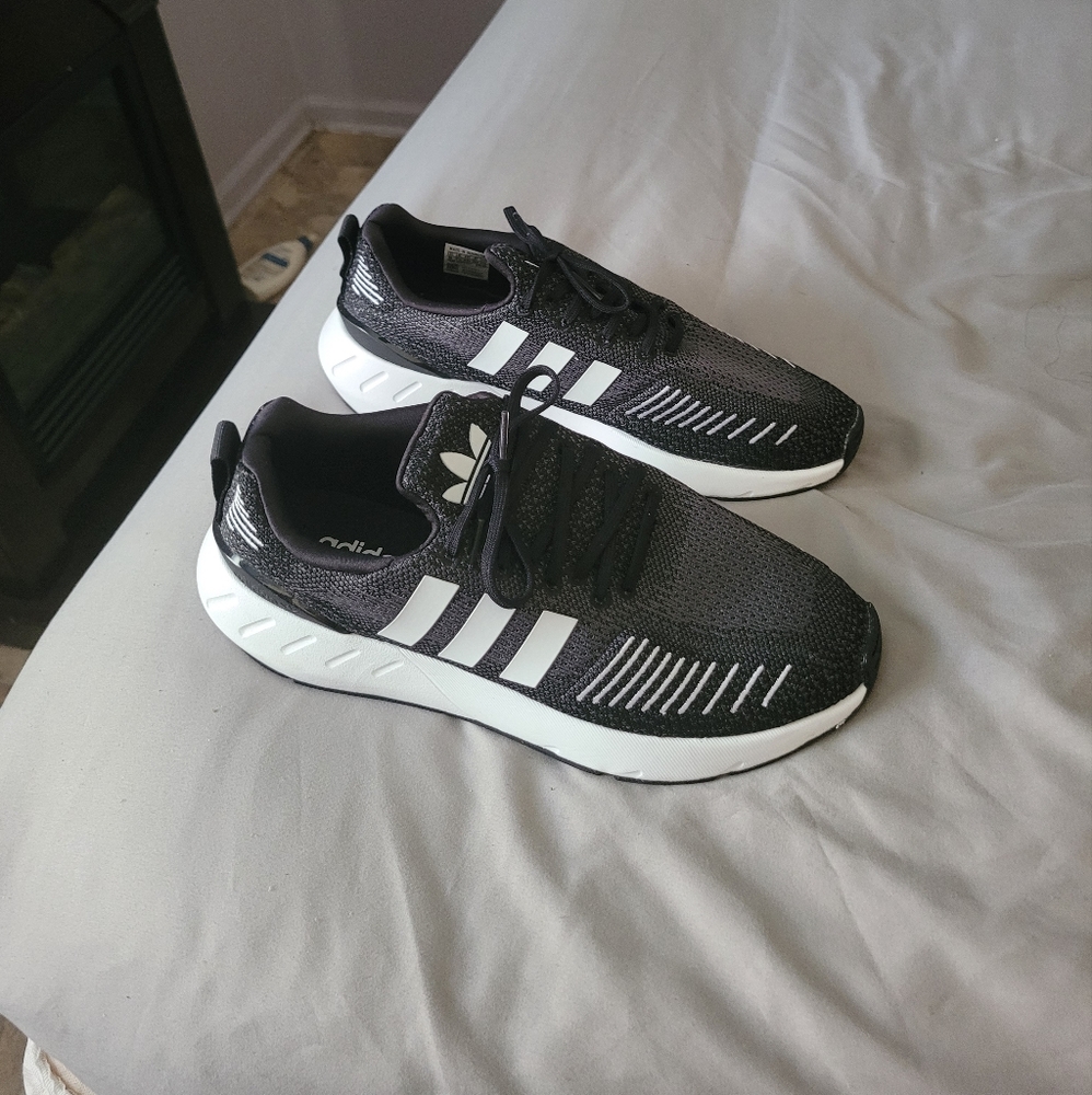 Womens Adidas Swift Run 22 Athletic Shoe Black / Wh… Gem